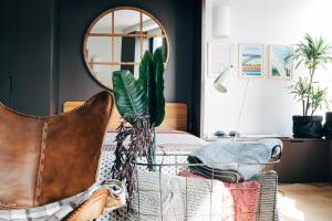 HOMEinTOWN Camoes - Downtown Elegant Studio AC & WIFI