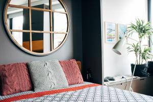 HOMEinTOWN Camoes - Downtown Elegant Studio AC & WIFI