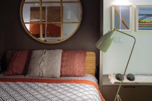 HOMEinTOWN Camoes - Downtown Elegant Studio AC & WIFI