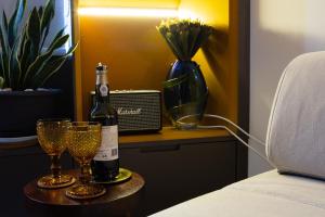 HOMEinTOWN Camoes - Downtown Elegant Studio AC & WIFI