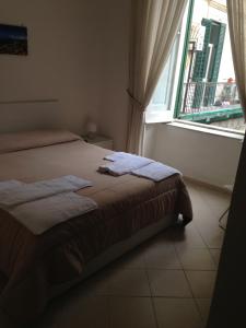 Zimmer mit Kingsize-Bett und Balkon