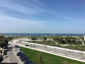 Cozy Beach Front with Rooftop - 孔迪镇