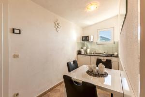 Apartments Ivka Bol - Direct Sea View