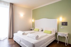 Double or Twin Room with Balcony and Garden View room in Hotel Speranza