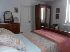 B&B / Chambres d'hotes L'Orchidee : Chambre Double avec Salle de Bains Commune