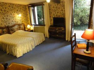 Hotels Hostellerie Sarrasine - Macon Est : Chambre Triple - Vue sur Jardin - Non remboursable
