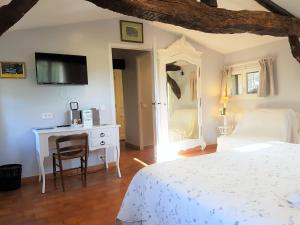 B&B / Chambres d'hotes B&B with charm, quiet, kitchen, sw pool. : photos des chambres