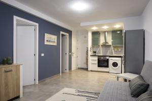 Full center of Las Americas, renovated, high floor