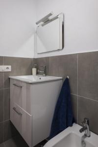 Full center of Las Americas, renovated, high floor