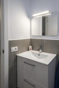 Full center of Las Americas, renovated, high floor