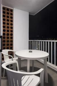 Full center of Las Americas, renovated, high floor