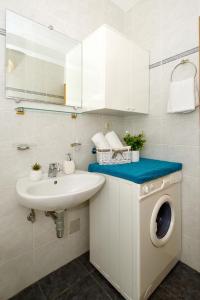 Apartments by the sea Rogoznica - 15249