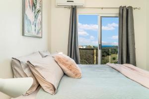 Huge CBD Top Floor Apartment with Breath Taking Views!