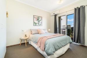 Huge CBD Top Floor Apartment with Breath Taking Views!
