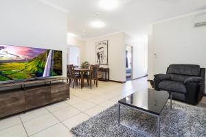 Huge CBD Top Floor Apartment with Breath Taking Views!