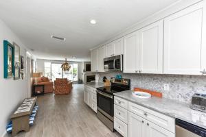 Eight-Bedroom Apartment room in Sunset Splash