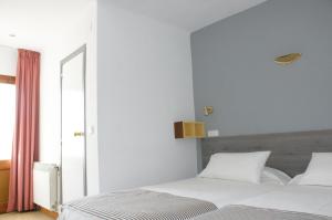 Twin Room with Balcony room in Hostal Plaja