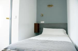 Single Room with Balcony room in Hostal Plaja