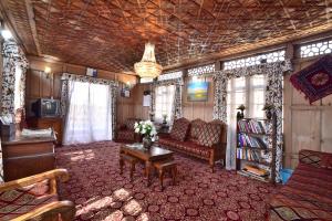 Golden Hopes Group of Houseboats