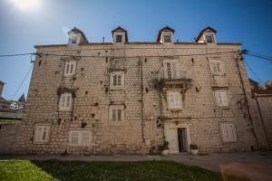 Top-Floor Apartment in Trogir Center