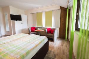 Double Room - Attic room in Saaletal Pension & Ferienwohnungen