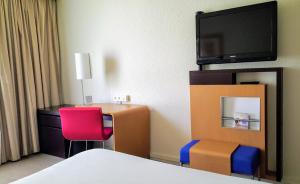 Hotels Novotel Narbonne Sud A9/A61 : Chambre Standard avec Lit Double et 1 Canapé-Lit 