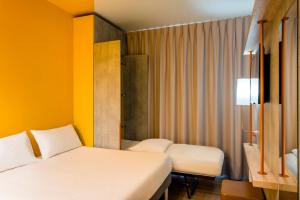 Hotels ibis budget Senlis : Chambre Triple avec Grand Lit Double et Lit Pliant