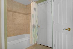 Tropical High-Rise Condo with Beachside Pool Access and Free Poolside WiFi - Unit 2004