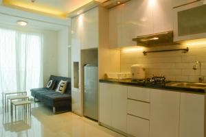 Scandinavian Style 2BR Apartment Woodland Park Residence By Travelio