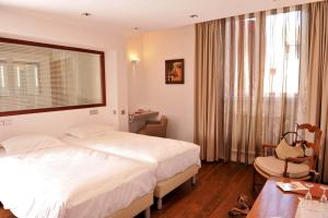 Hotels Hotel des Pyrenees : photos des chambres