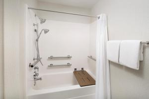 Queen Room with Two Queen Beds - Mobility Access Tub/Non-Smoking room in Holiday Inn Express Knoxville-Strawberry Plains an IHG Hotel
