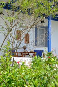 Vichou rooms Milos Greece