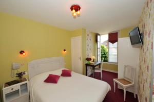 Hotels LOGIS - Hotel Restaurant Les Tilleuls : photos des chambres