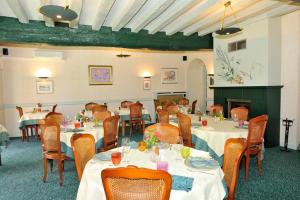 Hotels LOGIS - Hotel Restaurant Les Tilleuls : photos des chambres