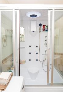 Baltic Amber in Diplomatic District & Free Parking