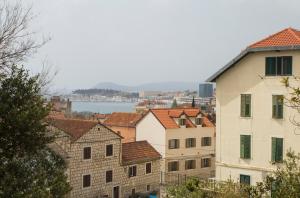 Antique beautiful apartment in center with terrace & sea view