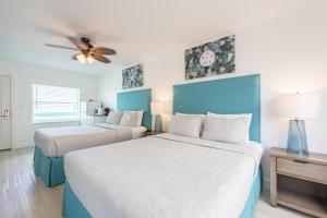 Standard 2 double beds room in Sea Beach Plaza