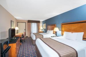 Queen Room with Two Queen Beds - Non-Smoking room in Baymont by Wyndham Knoxville I-75