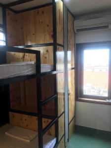 Giường Tầng Trong Phòng Ngủ Tập Thể Cho Nam  (Bunk Bed in Male Dormitory Room )