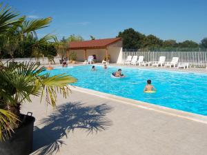 Maisons de vacances Quaint Holiday Home in Faverolles with Pool and Pond : photos des chambres