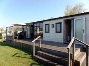 Two-Bedroom Chalet room in Camping De Strandloper