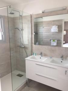 Hotels Le Galion Hotel et Restaurant Canet Plage - Logis : photos des chambres