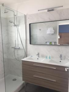 Hotels Le Galion Hotel et Restaurant Canet Plage - Logis : photos des chambres