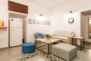 Locul Uptown - Near Bangalore Palace Grounds