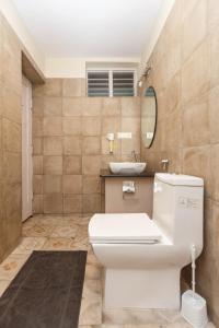 Locul Uptown - Near Bangalore Palace Grounds