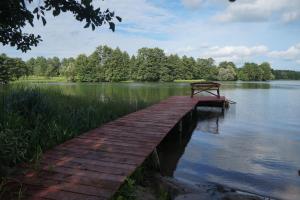 domek w pobliżu jeziora