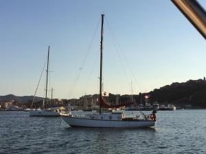 Bateaux-hotels stlocavoile Seuls a bord d un voilier ancre dans le golfe : Cabane