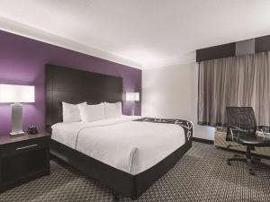 Queen Room - Disability Access room in La Quinta by Wyndham Miami Lakes