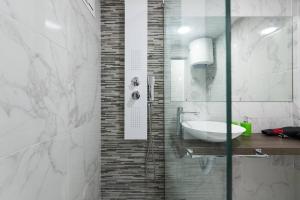 5 min walk from Yumbo 208