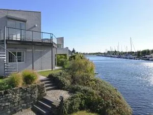 Water villa with a jetty near the lake - Wolphaartsdijk